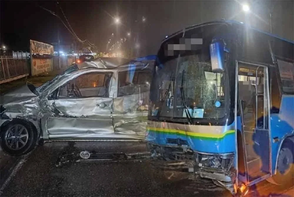Seorang wanita warga emas maut selepas kereta dipandunya bertembung dengan sebuah bas pekerja awal pagi tadi.