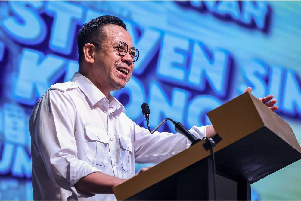 Menteri Sumber Manusia, Steven Sim Chee Keong menyampaikan amanat pada Perhimpunan Kesatuan Sekerja Peringkat Kebangsaan 2025 pada Sabtu. Foto Bernama 