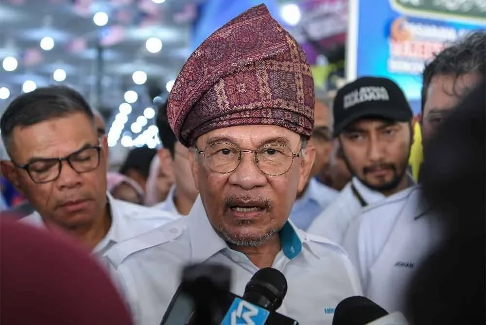 Perdana Menteri, Datuk Seri Anwar Ibrahim ketika ditemui pemberita selepas Program Outreach Sumbangan Asas Rahmah (SARA) 2025 di sebuah pasar raya di sini pada Sabtu. Foto Bernama.
