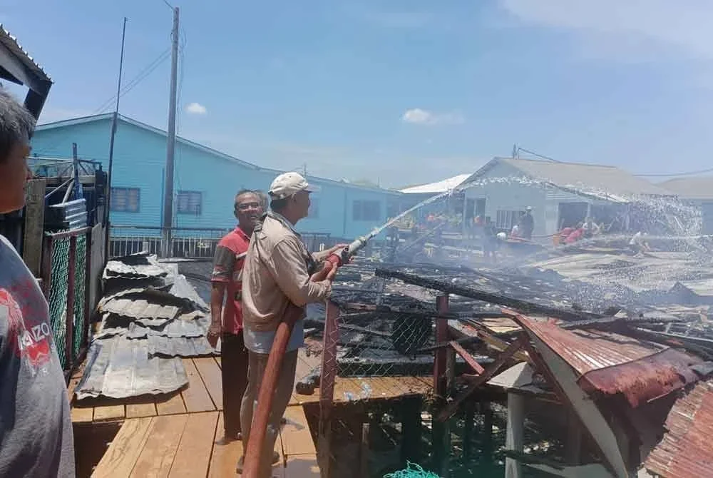 Kebakaran memusnahkan tiga buah rumah termasuk rumah burung dalam kejadian di Pulau Ketam di sini pada Sabtu.