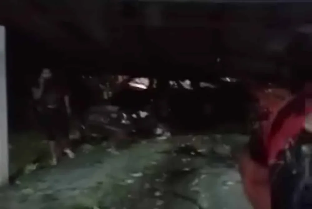 Tangkap layar video kemalangan berkenaan yang tular di aplikasi TikTok.