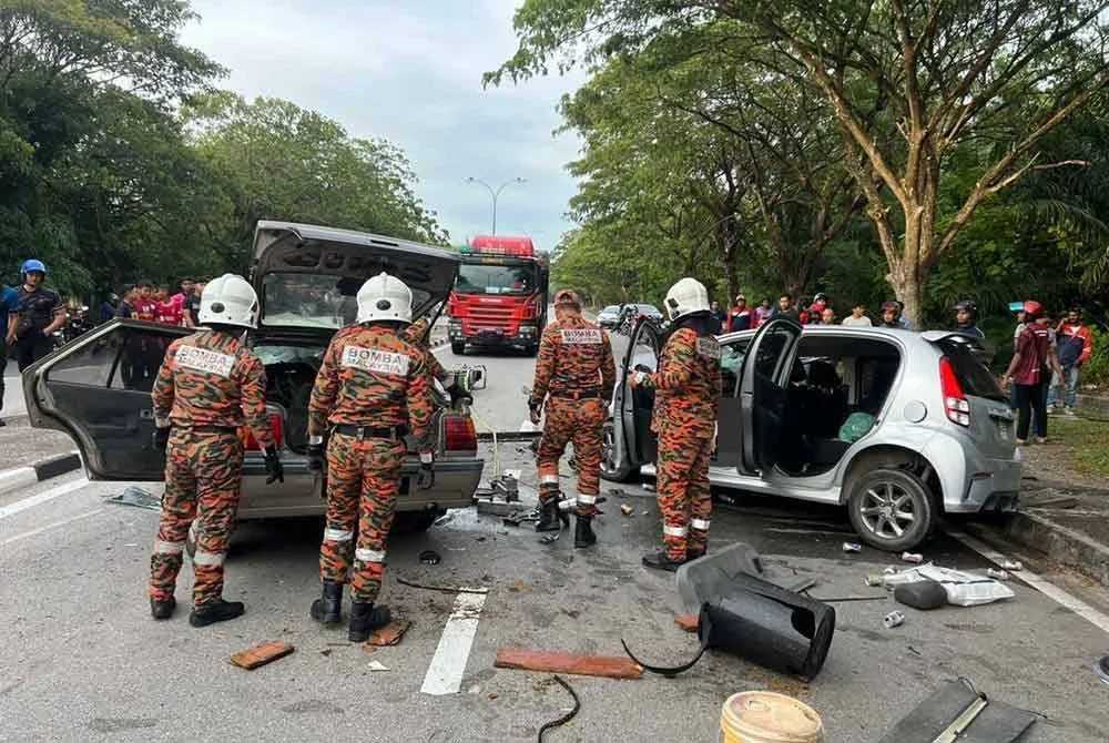 Anggota bomba berusaha mengeluarkan mangsa yang terbabit dalam kemalangan di Jalan Shah Bandar, Taman Bertam Perdana pada petang Sabtu - Foto: JBPM Pulau Pinang