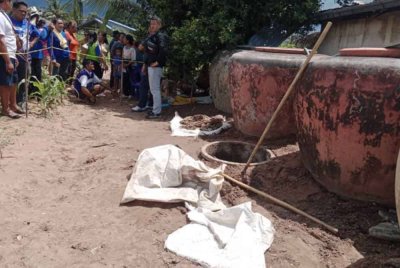 Jiran berkumpul di lokasi di mana Tawee Paekratok menemui rangka suaminya yang hilang di daerah Nong Bun Mak, Nakhon Ratchasima.- Agensi