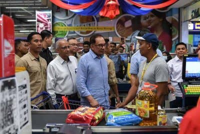 Perdana Menteri, Datuk Seri Anwar Ibrahim beramah mesra bersama salah seorang penerima bantuan Sumbangan Asas Rahmah (SARA) ketika hadir di Mydin Meru Raya, Ipoh baru baru ini. Foto: Bernama