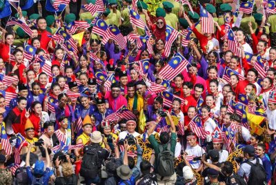 Cinta rakyat terhadap negara jelas terpancar melalui lautan Jalur Gemilang yang berkibar penuh semangat. - Gambar hiasan
