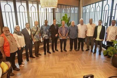 Muhyiddin (enam dari kanan) mengadakan perbincangan bersama 11 ketua parti blok bukan kerajaan pada Julai lalu.