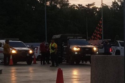 Seorang lelaki ditemui maut dalam kereta di stesen minyak Bandar Perdana, Sungai Petani.