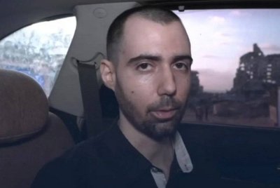 Gilboa-Dalal kelihatan letih dan bercakap dari tempat duduk belakang sebuah kereta, sambil mengenal pasti bangunan sekitar termasuk yang didakwa milik Palang Merah. Foto X/@SuppressedNws