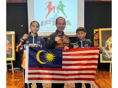 Mantan Pesuruhjaya Sukan Malaysia (PJS), Datuk Dr Suhardi Alias (tengah) bersama Adam Mikail dan Nur Dhea Salsabila Saifuddin Yusof bakal menggalas cabaran Malaysia di pentas Kejohanan Muaythai Remaja Dunia IFMA 2025 yang akan berlangsung di Abu Dhabi, Emiriah Arab Bersatu (UAE) pada September ini.