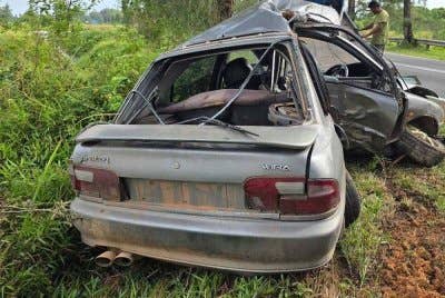 Keadaan kereta Proton Wira remuk selepas terlibat kemalangan.