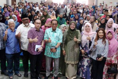 Mohamed Khaled (depan, lima dari kiri) ketika Program Penyampaian Zakat Wakalah di Dewan Terbuka Taman Air Biru di Pasir Gudang pada Sabtu.