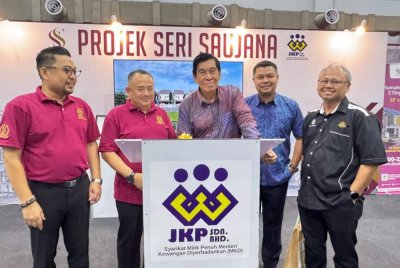 Khalid (tengah) menandatangani plak bagi menyempurnakan Majlis Pra Pelancaran Jualan Fasa 6&7 Taman Seri Saujana dan Kenduri Rakyat di Nibong Tebal Arena pada Sabtu.