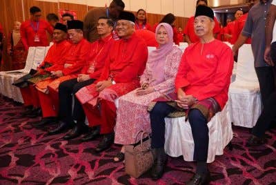 Muhyiddin (kanan) meluangkan masa mengikuti perbahasan ucapan dasar pada Perhimpunan Agung Tahunan Sayap-Sayap Bersatu di IDCC Shah Alam pada Sabtu. FOTO: SINAR HARIAN/MOHD HALIM ABDUL WAHID