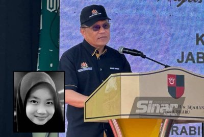 Mohd Dusuki bercakap ketika Majlis Penyerahan Infrastruktur Awam, Program Kampung Angkat Madani, Jabatan Peguam Negara 2025 di Kampung Padang Tembak pada Sabtu.Foto SINAR HARIAN - ADILA SHARINNI WAHID
(Gambar kecil: Zara Qairina)