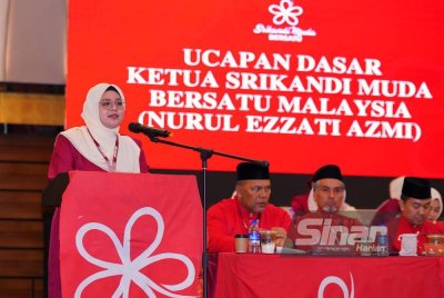Nurul Ezzati ketika menyampaikan ucapan dasar Ketua Srikandi Muda Bersatu pada Perhimpunan Agung Tahunan Srikandi Muda Bersatu di IDCC Shah Alam pada Sabtu. FOTO: SINAR HARIAN/MOHD HALIM ABDUL WAHID