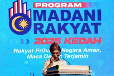 Perdana Menteri, Datuk Seri Anwar Ibrahim berucap pada Majlis Perasmian Penutupan Program MADANI Rakyat (PMR) 2025 Kedah di Kompleks Sukan Majlis Daerah Baling hari ini. Foto Bernama