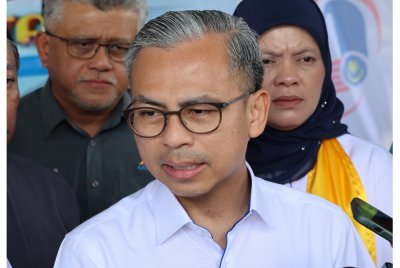 Menteri Komunikasi, Datuk Fahmi Fadzil ketika sidang media selepas mengadakan perjumpaan dengan komuniti Kampung Cocos pada Sabtu. Foto Bernama.