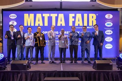 Dari kiri, Pengasas Duria, Wong Woei Ming, Pengurus Pemasaran Kanan Mayoli, Tian Chai Chuah, Timbalan Ketua Pengarah Promosi Pelancongan Malaysia, Samuel Lee, Ketua Pegawai Eksekutif Pelancongan Sabah, Julinus Jeffery Jimit, Nigel, Surrendren, Penolong Menteri Pelancongan, Kebudayaan dan Alam Sekitar Sabah juga Pengerusi Lembaga Pelancongan Sabah, Datuk Joniston Bangkuai, Ketua Juala Global, Penerbangan Malaysia Airlines, Syazwan Ahmad Sbari dan Ketua Kewangan Pengguna RHB Bank Berhad, Sien Vee Loc bergambar bersama ketika majlis perasmian MATTA Fair ke-57 di Mitec pada Sabtu.