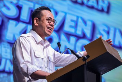 Menteri Sumber Manusia, Steven Sim Chee Keong menyampaikan amanat pada Perhimpunan Kesatuan Sekerja Peringkat Kebangsaan 2025 pada Sabtu. Foto Bernama 