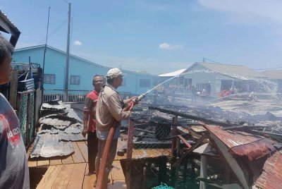 Kebakaran memusnahkan tiga buah rumah termasuk rumah burung dalam kejadian di Pulau Ketam di sini pada Sabtu.