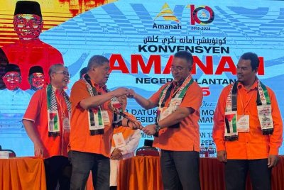 Mohamad (dua dari kiri) menerima cenderamata keris daripada Adly.