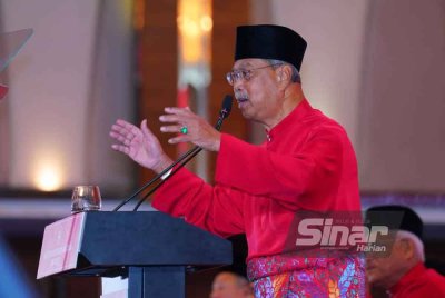 Muhyiddin ketika ucapan dasar Presiden pada Perhimpunan Agung Tahunan Bersatu 2025 di IDCC Shah Alam malam ini.