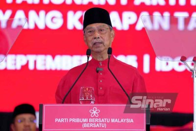 Muhyiddin Yassin ketika berucap di Perhimpunan Agung Tahunan (PAT) Bersatu di IDCC Shah Alam, pada Sabtu. FOTO: SINAR HARIAN/MOHD HALIM ABDUL WAHID