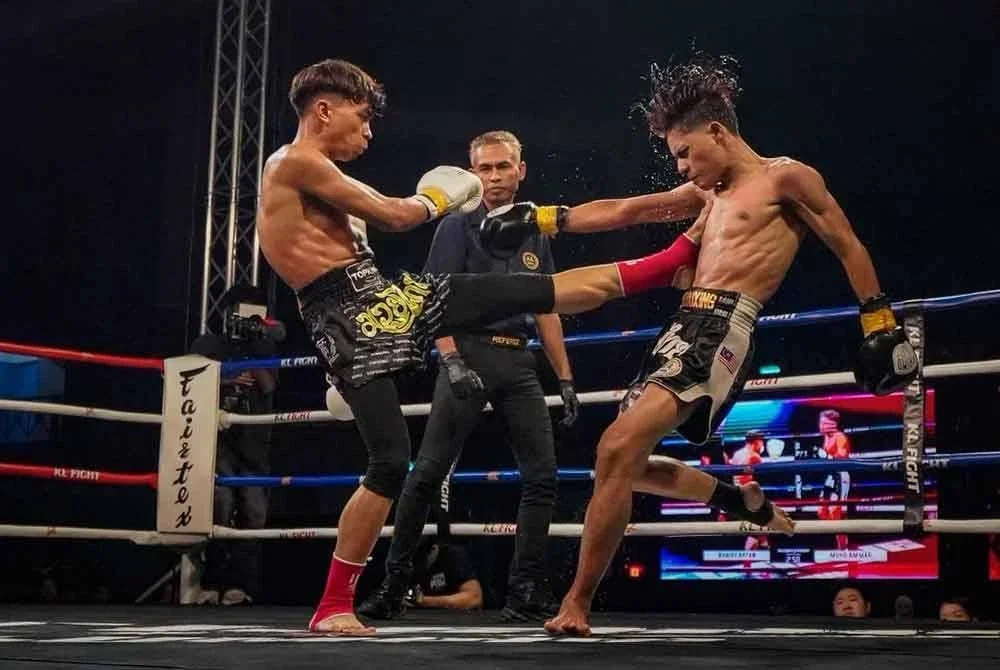 Khairy KL7 (kiri) tekad memberikan yang terbaik apabila berdepan Tuah Black Owl dalam RF3 Super Champion Muaythai Kuda Merah di Stadium Titiwangsa, Selasa ini. - Foto: KL Fight