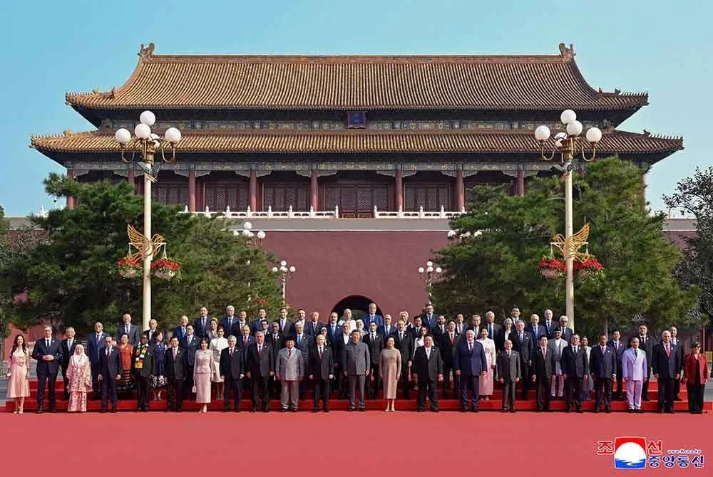 Presiden China Xi Jinping termasuk Presiden Rusia, Vladimir Putin dan pemimpin Korea Utara, Kim Jong Un bergambar beramai-ramai sebelum perarakan tentera menandakan ulang tahun ke-80 kemenangan ke atas Jepun dan berakhirnya Perang Dunia Kedua di Beijing, Tianan. - Foto: AFP