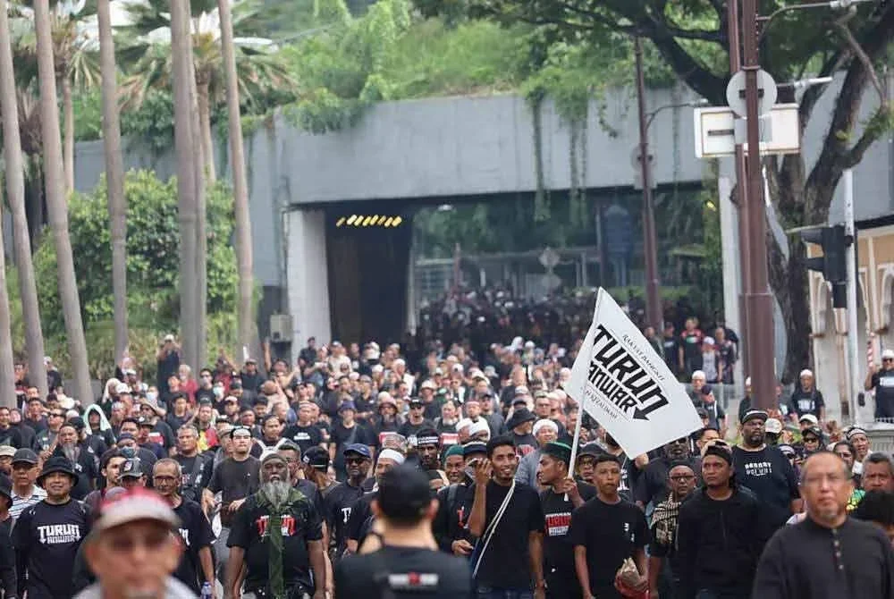 Orang ramai berhimpun di Kuala Lumpur dalam perhimpunan 'Turun Anwar' pada 26 Julai lalu.