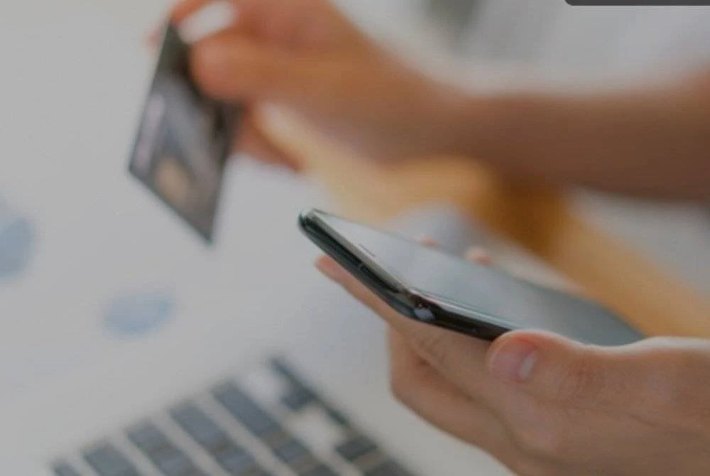 Ha mendapati lebih tiga juta dong Vietnam masuk ke akaunnya, setiap satunya dengan catatan 'Cuba'. Gambar hiasan