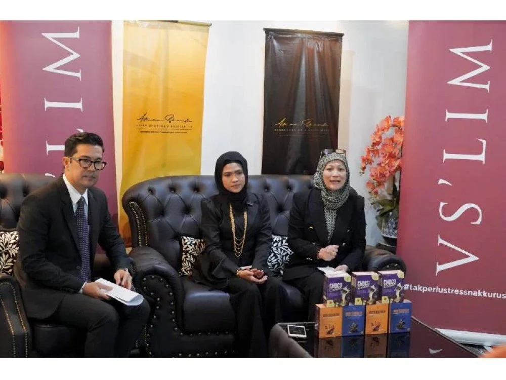 Noor Addina (tengah) dan Datuk Adnan (kiri) menjelaskan syarkatnya sentiasa prihatin supaya para pengguna mempertimbangkan faktor kesihatan sebelum menggunakan produk kesihatan dan mendapatkan nasihat doktor atau pegawai farmasi terlebih dahulu jika mempunyai masalah kesihatan khusus.