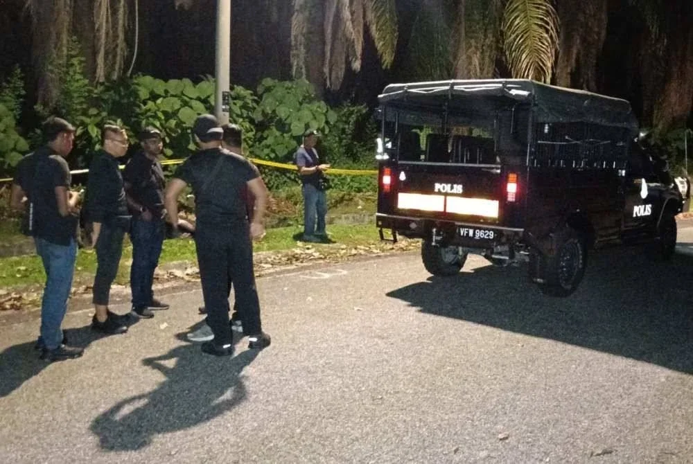 Anggota polis sedang melakukan siasatan di lokasi kejadian.