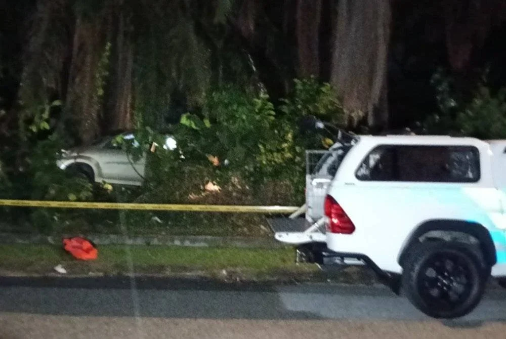 Kereta dipandu suspek berada di dalam sebuah ladang kelapa sawit.