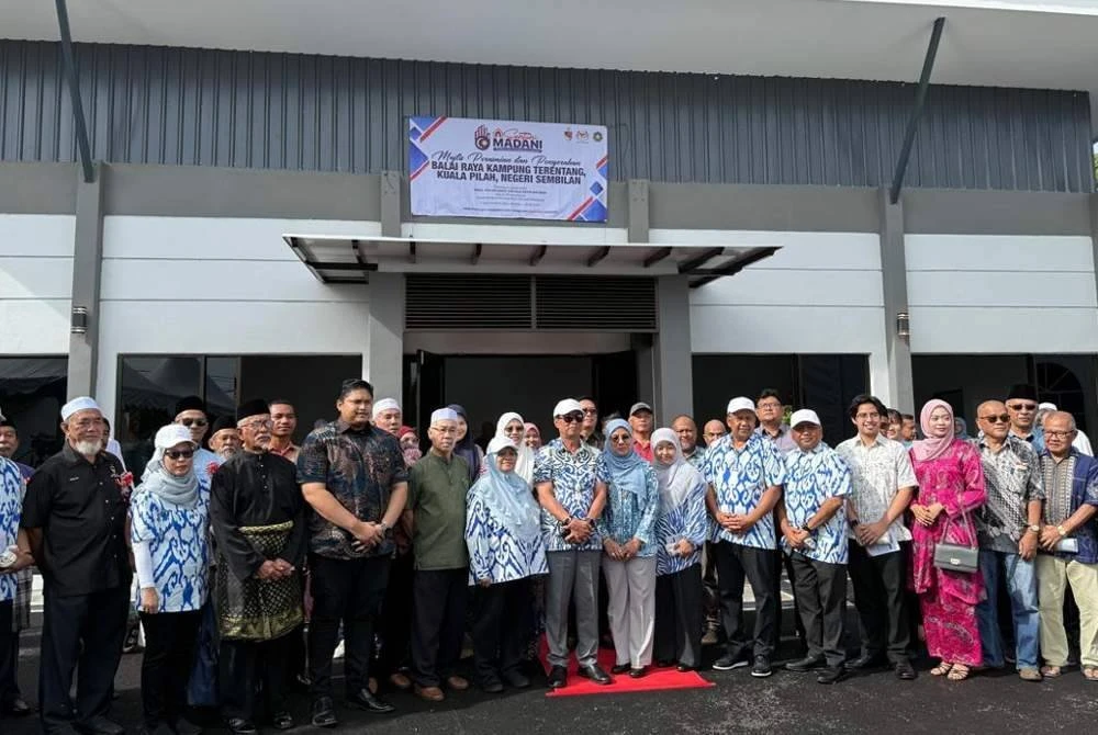 Azam ketika menyempurnakan perasmian balai raya Kampung Terentang.