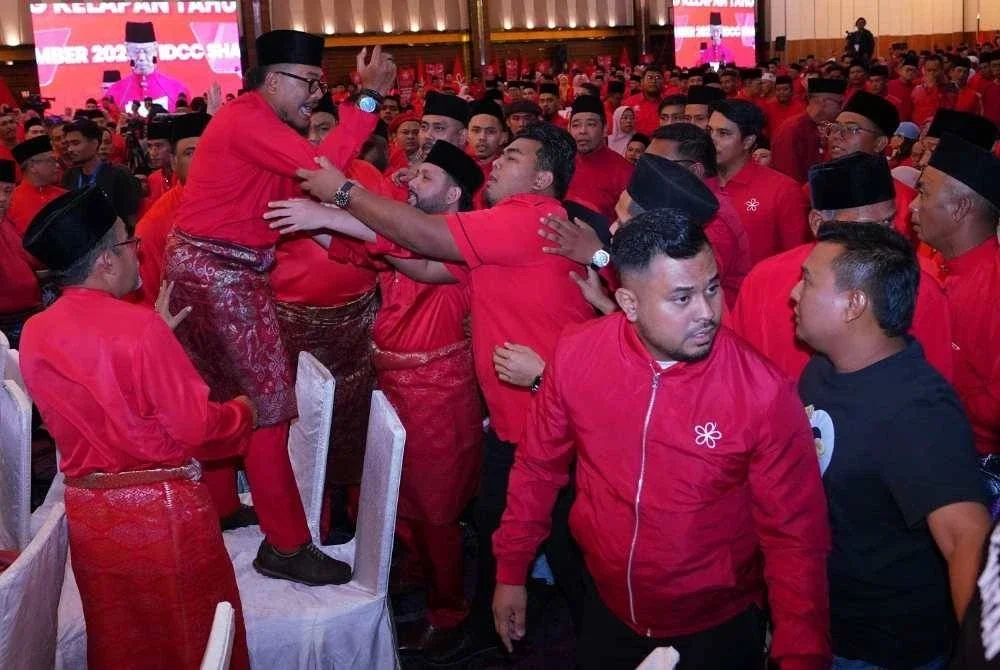 Segelintir perwakilan Bersatu terlibat dalam insiden kekecohan dan pergelutan ketika Muhyiddin sedang berucap merasmikan PAT Bersatu 2025 di IDCC, Shah Alam malam Sabtu.