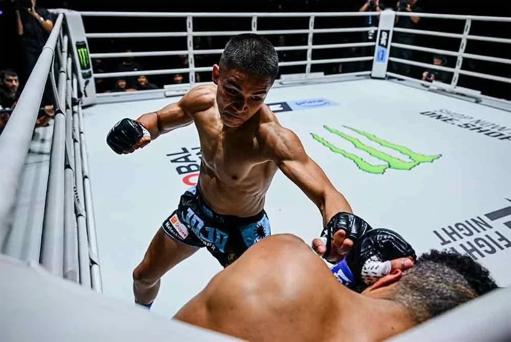 Jojo ketka bertarung menentang Zakaria dalam kategori Flyweight pada Sabtu. FOTO: ONE Championship