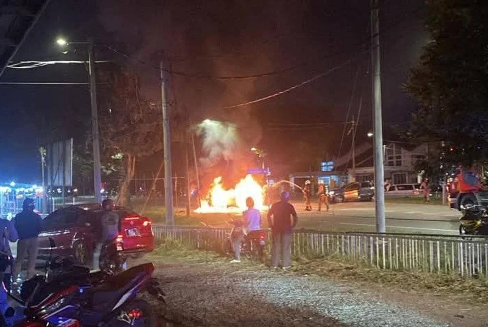 Pertembungan tersebut menyebabkan Toyota Vios terbakar.