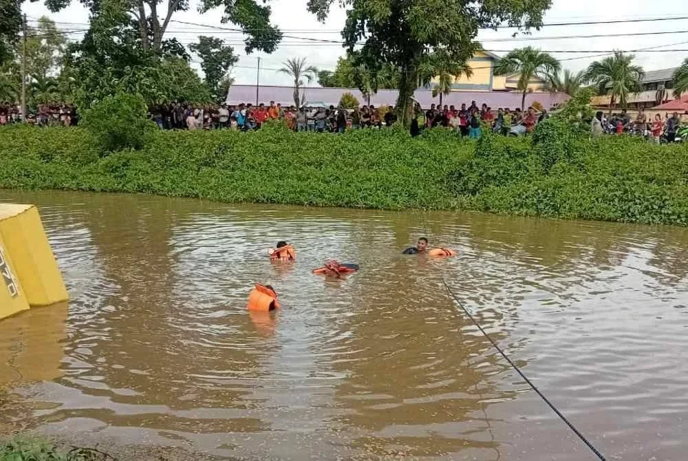 Operasi hari kedua bermula jam 8.30 pagi dengan pencarian dijalankan dalam radius 10 meter dari lokasi mangsa dilaporkan hilang.