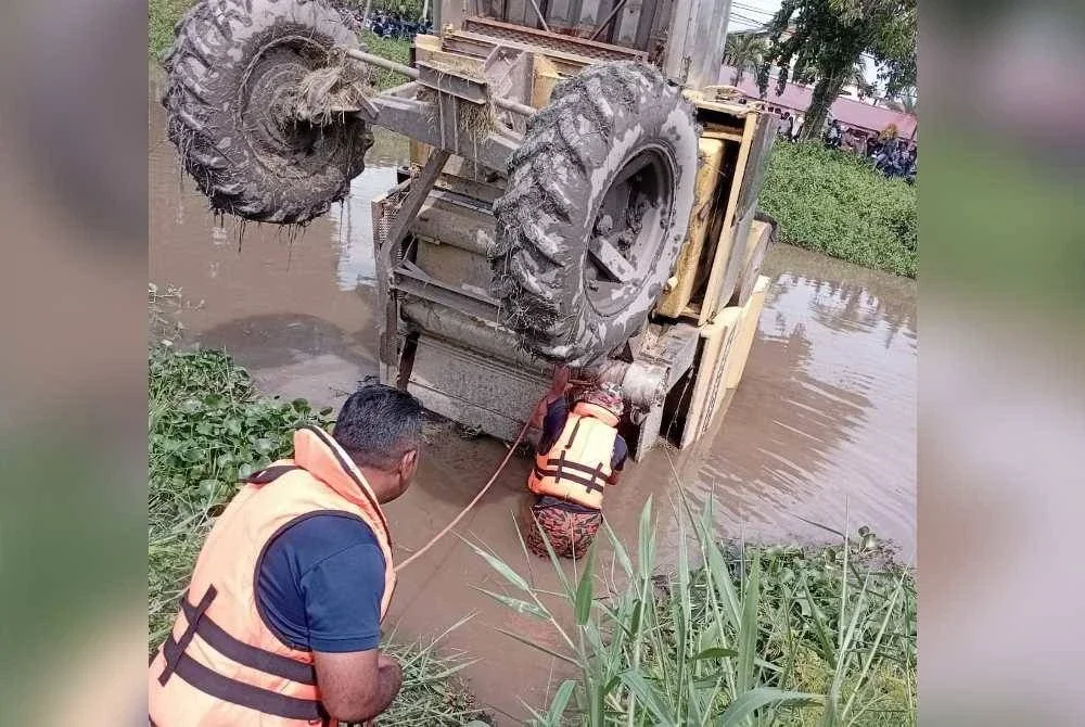 Jentera mesin padi dinaiki mangsa dan tiga rakannya yang terjunam ke dalam sungai pada petang Sabtu.