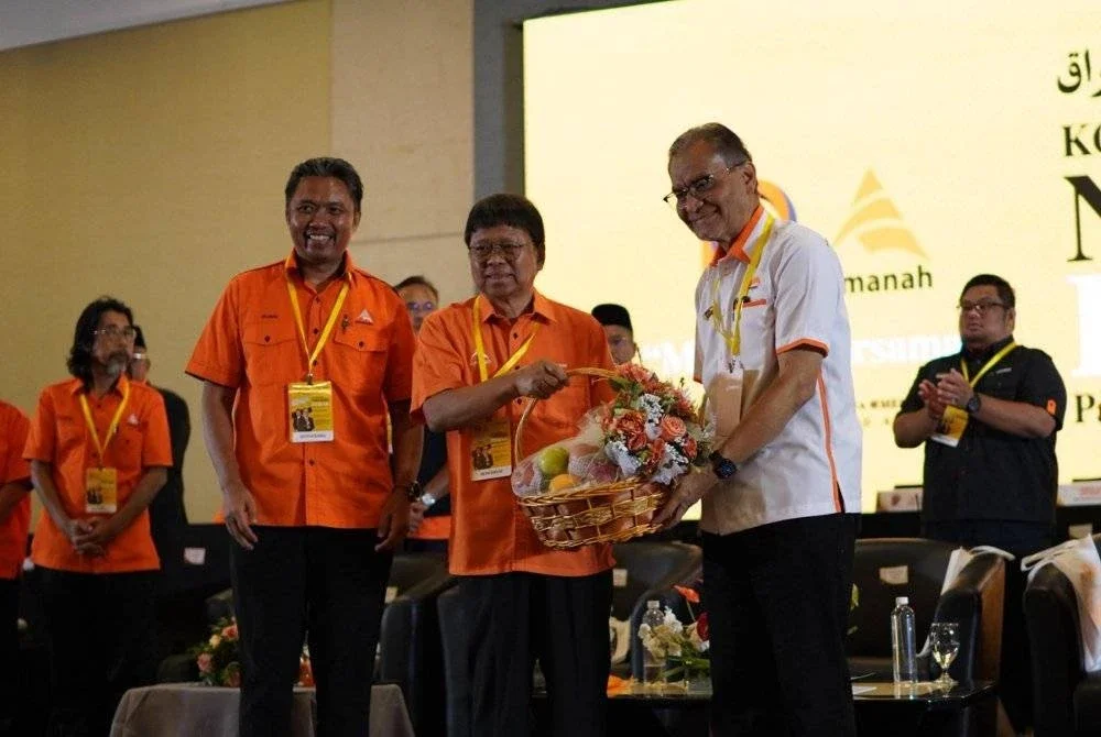 Dr Dzulkefly (tiga dari kanan) menerima cenderahati daripada Pengerusi Amanah Perak, Datuk Asmuni Awi ketika hadir merasmikan Konvensyen Amanah Negeri Perak 2025 di Pusat Konvensyen Casuarina di Ipoh pada Ahad. Foto: Amanah Perak