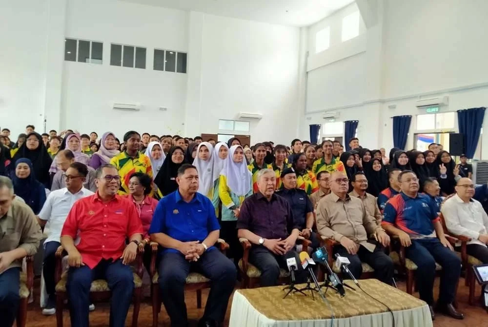 Ahmad Zahid (duduk, tengah) selepas merasmikan Program MODE Kemas dan Bakti Madani UiTM di Dewan Masjid Tuminah Hamidi di Bagan Datuk pada Ahad.