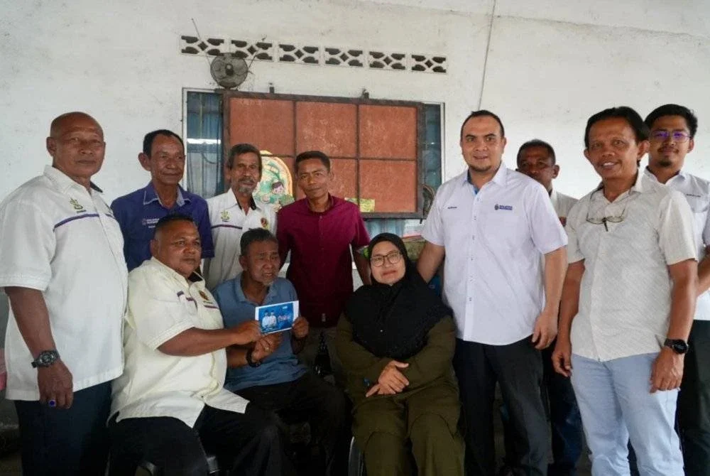 Sumbangan itu disampaikan Setiausaha Politik Perdana Menteri, Datuk Ahmad Farhan Fauzi yang menziarahi Mohd Rawi di kediamannya di Taman Balok Pantai, Kuantan, Pahang.