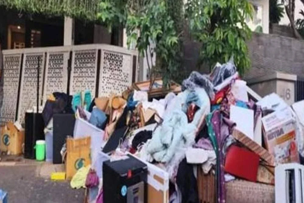 Sebahagian barang dijarah ditinggalkan di tepi jalan kediaman mangsa.