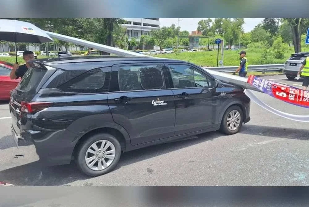Salah sebuah kereta yang terbabit kemalangan.