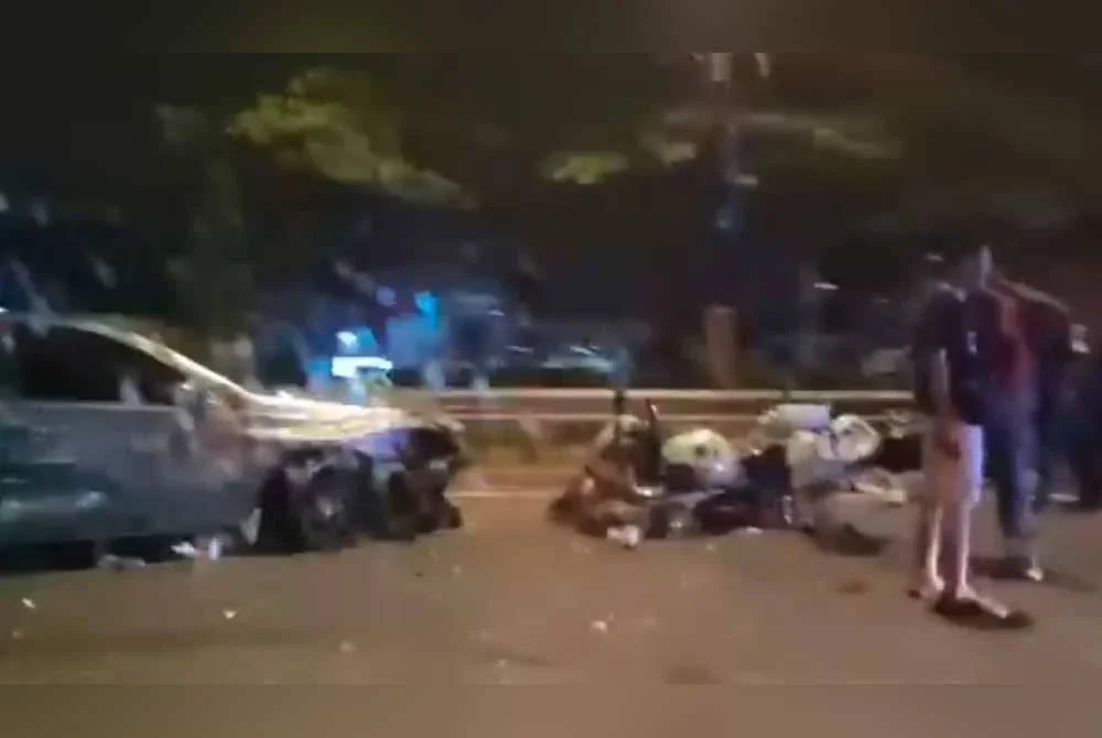 Seorang lelaki ditahan selepas kereta Audi A6 dipandunya merempuh motosikal polis. Foto: Community Roda Johor