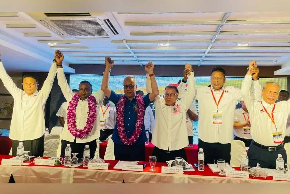 Loga Bala (dua dari kiri) menegaskan MyPPP tidak akan mengikut langkah mana-mana parti komponen lain yang meninggalkan BN.