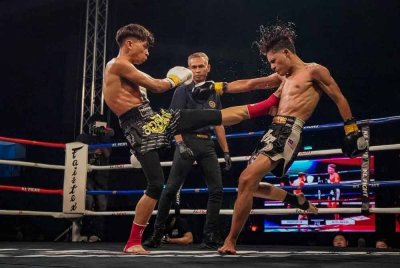 Khairy KL7 (kiri) tekad memberikan yang terbaik apabila berdepan Tuah Black Owl dalam RF3 Super Champion Muaythai Kuda Merah di Stadium Titiwangsa, Selasa ini. - Foto: KL Fight