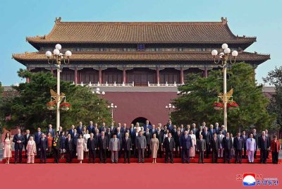 Presiden China Xi Jinping termasuk Presiden Rusia, Vladimir Putin dan pemimpin Korea Utara, Kim Jong Un bergambar beramai-ramai sebelum perarakan tentera menandakan ulang tahun ke-80 kemenangan ke atas Jepun dan berakhirnya Perang Dunia Kedua di Beijing, Tianan. - Foto: AFP