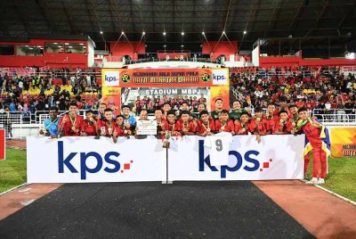 Pemain SMK Meru meraikan kejayaan menjuarai Piala Datuk Mokhtar Dahari B-18 selepas menjinakkan SMK Seksyen 19 dalam perlawanan akhir di Stadium MBPJ pada Sabtu. - Foto: Majlis Bandaraya Petaling Jaya